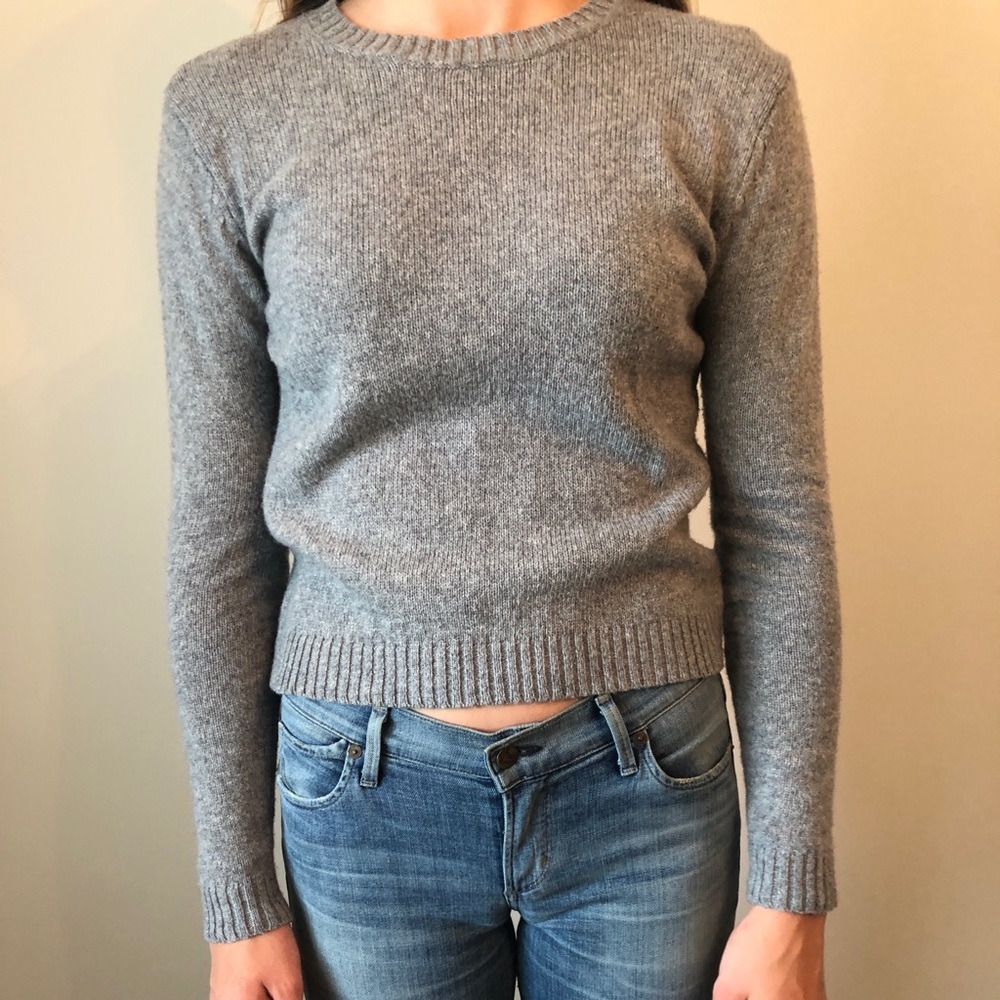 Brandy Melville- cropped-fitted sweater